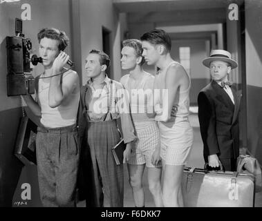 Data di rilascio: agosto 15, 1941. Il titolo del filmato: vita inizia per Andy Hardy. STUDIO: Metro Goldwyn Mayer (MGM). Trama: con il suo diploma di scuola superiore dietro di lui, Andy Hardy decide che come un adulto, è il momento di iniziare a vivere la sua vita. Giudice Hardy aveva sperato che il suo figlio avrebbe andare al college e studiare legge ma Andy non è sicuro che è che cosa si vuole fare in modo che egli si dirige a New York City per trovare un posto di lavoro. Troppo orgogliosa per accettare qualsiasi aiuto da Betsy Booth, Andy scopre che vivono sul suo proprio non è così facile. Con perseveranza egli trova infine un lavoro e ottiene anche per data la graziosa segretaria nel suo ufficio. Egli ha un Foto Stock