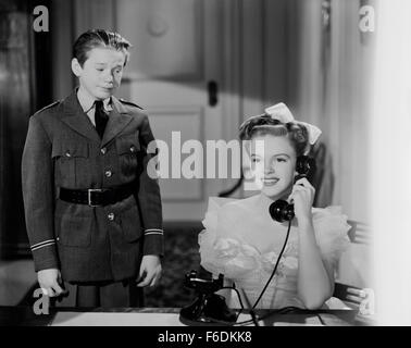 Data di rilascio: agosto 15, 1941. Il titolo del filmato: vita inizia per Andy Hardy. STUDIO: Metro Goldwyn Mayer (MGM). Trama: con il suo diploma di scuola superiore dietro di lui, Andy Hardy decide che come un adulto, è il momento di iniziare a vivere la sua vita. Giudice Hardy aveva sperato che il suo figlio avrebbe andare al college e studiare legge ma Andy non è sicuro che è che cosa si vuole fare in modo che egli si dirige a New York City per trovare un posto di lavoro. Troppo orgogliosa per accettare qualsiasi aiuto da Betsy Booth, Andy scopre che vivono sul suo proprio non è così facile. Con perseveranza egli trova infine un lavoro e ottiene anche per data la graziosa segretaria nel suo ufficio. Egli ha un Foto Stock