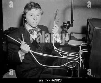 Data di rilascio: agosto 15, 1941. Il titolo del filmato: vita inizia per Andy Hardy. STUDIO: Metro Goldwyn Mayer (MGM). Trama: con il suo diploma di scuola superiore dietro di lui, Andy Hardy decide che come un adulto, è il momento di iniziare a vivere la sua vita. Giudice Hardy aveva sperato che il suo figlio avrebbe andare al college e studiare legge ma Andy non è sicuro che è che cosa si vuole fare in modo che egli si dirige a New York City per trovare un posto di lavoro. Troppo orgogliosa per accettare qualsiasi aiuto da Betsy Booth, Andy scopre che vivono sul suo proprio non è così facile. Con perseveranza egli trova infine un lavoro e ottiene anche per data la graziosa segretaria nel suo ufficio. Egli ha un Foto Stock