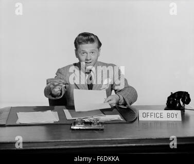 Data di rilascio: agosto 15, 1941. Il titolo del filmato: vita inizia per Andy Hardy. STUDIO: Metro Goldwyn Mayer (MGM). Trama: con il suo diploma di scuola superiore dietro di lui, Andy Hardy decide che come un adulto, è il momento di iniziare a vivere la sua vita. Giudice Hardy aveva sperato che il suo figlio avrebbe andare al college e studiare legge ma Andy non è sicuro che è che cosa si vuole fare in modo che egli si dirige a New York City per trovare un posto di lavoro. Troppo orgogliosa per accettare qualsiasi aiuto da Betsy Booth, Andy scopre che vivono sul suo proprio non è così facile. Con perseveranza egli trova infine un lavoro e ottiene anche per data la graziosa segretaria nel suo ufficio. Egli ha un Foto Stock