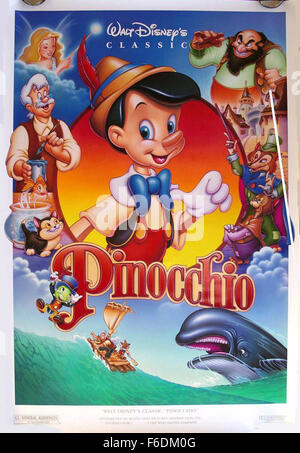 Data di rilascio: febbraio 9, 1940. Il titolo del filmato: Pinocchio. STUDIO: Walt Disney Productions. Trama: inventore Gepetto crea una marionetta di legno chiamato Pinocchio. Il suo desiderio che Pinocchio è un ragazzo reale è inaspettatamente concesso da una fata. La fata assegna Jiminy Cricket di agire come Pinocchio'scoscienza e tenerlo fuori dai guai. Jiminy non è troppo successo in questo sforzo e la maggior parte dei film è trascorso con Pinocchio profondo in difficoltà. Nella foto: . Foto Stock
