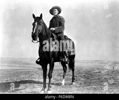 Data di rilascio: Aprile 8, 1939. Il titolo del filmato: Dodge City. STUDIO: Warner Bros Le foto. Trama: Dodge City. Una vasta città di bestiame gestito da Jeff Surrett. Anche andando su una Domenica per bambini gita non è una cosa sicura da fare. Ciò che il luogo ha bisogno è un intrepido onesto maresciallo. Un ragazzo come Wade Hatton, che ha contribuito a portare la ferrovia a. Si possono non essere di aiuto che egli le fantasie Abbie Irving, che non hanno nulla a che fare con lui dal momento che ha dovuto sparare il suo fratello. Ma questo è l'Occidente. Nella foto: Errol Flynn come Wade Hatton. Foto Stock