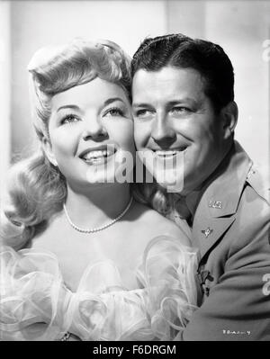 Data di rilascio: 15 luglio 1946. Il titolo del filmato: il biondo di bambù. STUDIO: RKO Radio Pictures. Trama: un pilota di un B 29 incontra Luisa Anderson, una cantante in una New York night club. Egli cade nell'amore con lei, ma ha dovuto lasciare il giorno successivo per azione nel Pacifico. Egli consente di dipingere la sua immagine sul suo bombardiere, theBamboo bionda e diventa un eroe con il suo equipaggio naufragio una corazzata giapponese e tiro giù un giapponese Fighter Wing. Torna a New York, egli lascia la sua fiancZe e lo impegna a Louise. Nella foto: FRANCES LANGFORD come Louise Anderson e RUSSELL WADE come Patrick riscatto, Jr. Foto Stock