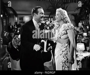 Data di rilascio: 15 luglio 1946. Il titolo del filmato: il biondo di bambù. STUDIO: RKO Radio Pictures. Trama: un pilota di un B 29 incontra Luisa Anderson, una cantante in una New York night club. Egli cade nell'amore con lei, ma ha dovuto lasciare il giorno successivo per azione nel Pacifico. Egli consente di dipingere la sua immagine sul suo bombardiere, theBamboo bionda e diventa un eroe con il suo equipaggio naufragio una corazzata giapponese e tiro giù un giapponese Fighter Wing. Torna a New York, egli lascia la sua fiancZe e lo impegna a Louise. Nella foto: . Foto Stock