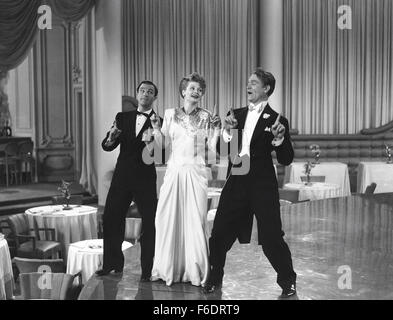 Data di rilascio: agosto 13, 1943. Il titolo del filmato: du Barry era una signora. STUDIO: Metro Goldwyn Mayer (MGM). Trama: Hat controllare l'uomo Louis Blore è in amore con il nightclub star può Daly. Può tuttavia è amore con una ballerina di poveri, ma vuole sposare per denaro. Quando Luigi vince il concorso a premi irlandese, egli chiede può sposare lui e lei accetta anche se lei non lo amano. Presto dopo, Louis ha un incidente e viene battuto in su la testa, dove sogna che egli è il Re Luigi XV che perseguono il famigerato Madame du Barry. Nella foto: RED SKELTON come Louis Blore, LUCILLE sfera come può il Daly e Gene Kelly come Alec Howe. Foto Stock