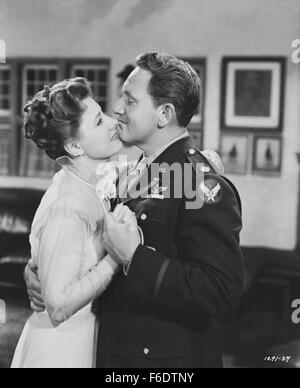 Data di rilascio: dicembre 24, 1943. Il titolo del filmato: un ragazzo di nome Joe. STUDIO: Metro Goldwyn Mayer (MGM). Trama: Una sentimentale, patriottica (se non propagandistiche) Hollywood fantasia su un punto morto II Guerra Mondiale pilota del bombardiere, il Mag. Pete Sandidge che diventa angelo custode di un altro pilota, il cap. Ted Randall, guida Randall attraverso la battaglia e di aiutarlo a romanticismo la sua vecchia ragazza, nonostante la sua devozione eccessivo di Sandidge la memoria. Nella foto: Spencer Tracy come Pete Sandidge e Irene Dunne come Dorinda Durston. Foto Stock