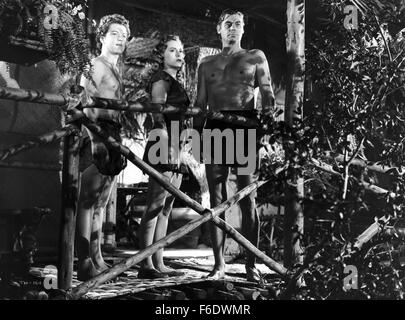 Data di rilascio: Aprile 5, 1947. Il titolo del filmato: Tarzan e la cacciatrice. STUDIO: Sol Lesser Productions. Trama: una carenza di animali da zoo dopo la II Guerra Mondiale porta bella addestratore di animali Tanya, suo finanziatore e il suo crudele boss sentiero nella giungla. Dopo la negoziazione di un contingente con il nativo di re, prendono più animali rispetto a quello consentito. Tarzan interviene. Nella foto: Johnny Weissmuller come Tarzan, BRENDA JOYCE come Jane e Johnny Sheffield come ragazzo. Foto Stock