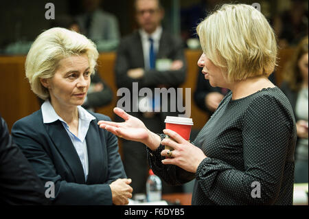 Bruxelles, BXL, Belgio. 17 Nov, 2015. Ministro tedesco della difesa, Ursula von der Leyen, (L) e l'olandese il Ministro della Difesa di Jeanine Hennis-Plasschaert all'inizio di una difesa europea dei ministri riuniti a Bruxelles in Belgio su 17.11.2015 da Wiktor Dabkowski Credito: Wiktor Dabkowski/ZUMA filo/Alamy Live News Foto Stock