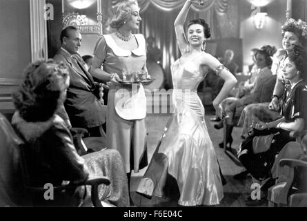 Data di rilascio: Maggio 6, 1949. Il titolo del filmato: Flamingo Road. STUDIO: Warner Bros Le foto. Trama: Carnevale ballerina Lane Bellamy si ritrova bloccato in una città del sud governato da politici corrotti boss Tito Semple. Lane diventa romanticamente coinvolti con sheriff Fielding Carlisle, a polli la cui carriera è trainato da Tito. Vedendo Lane come una responsabilità per la propria ambizioni politiche, Tito monta una campagna per ottenere la sua condotta fuori della citta'. Ella trova non riesce a trovare un lavoro e ottiene anche arrestato su trumped-up carica morale. Rilasciato dalla prigione, Lane trova lavoro come ahostess a Lutie-Mae's road house Foto Stock