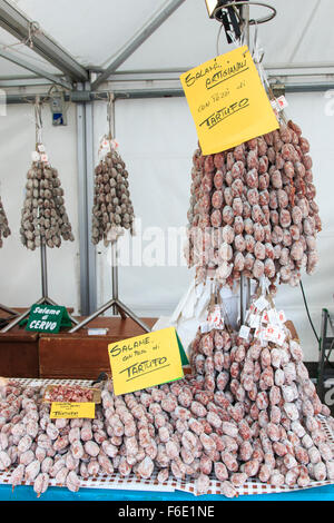 Moncalvo, Italia - Ottobre 18,2015: Vista dettagliata del salame con rispetto i cartellini del prezzo a Moncalvo fiera del tartufo. Foto Stock