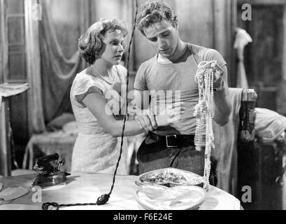 Data di rilascio: Settembre 18, 1951. Il titolo del filmato: A Streetcar Named Desire. STUDIO: Warner Bros Le foto. Trama: Blanche è realmente bisogno di una protezione in questa fase della sua vita quando le circostanze lo portano a pagare una visita per la sua sorella più giovane stella a New Orleans. Lei non capisce come Stella, che è in attesa del primo figlio, potrebbe avere scelto un marito così privo di raffinatezza. Stanley Kowalski's buddies vieni a casa per giocare a carte e uno di loro, Mitch, trova Blanche attraente finché Stanley gli racconta che tipo di donna Blanche è veramente. Che cosa succederà quando Stel Foto Stock