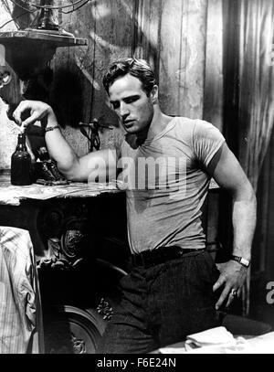 Data di rilascio: Settembre 18, 1951. Il titolo del filmato: A Streetcar Named Desire. STUDIO: Warner Bros Le foto. Trama: Blanche è realmente bisogno di una protezione in questa fase della sua vita quando le circostanze lo portano a pagare una visita per la sua sorella più giovane stella a New Orleans. Lei non capisce come Stella, che è in attesa del primo figlio, potrebbe avere scelto un marito così privo di raffinatezza. Stanley Kowalski's buddies vieni a casa per giocare a carte e uno di loro, Mitch, trova Blanche attraente finché Stanley gli racconta che tipo di donna Blanche è veramente. Che cosa succederà quando Stel Foto Stock