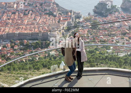 Due donne 20-29 prendendo un selfie, Mt Srd lookout, Dubrovnik, Croazia Foto Stock