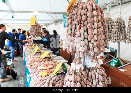 Moncalvo, Italia - Ottobre 18,2015: Vista dettagliata del salame con rispetto i cartellini del prezzo a Moncalvo fiera del tartufo. Foto Stock