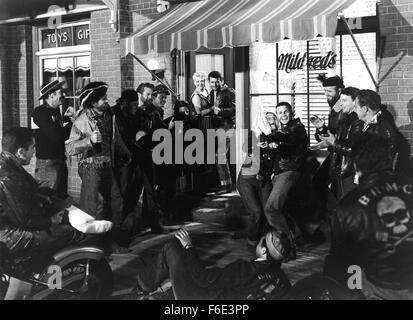 Data di rilascio: dicembre 30, 1953. Il titolo del filmato: il selvaggio. STUDIO: Stanley Kramer Productions. Trama: Una pista di quaranta motociclisti, i ribelli nero Moto Club, crash-gate una legittima gara motociclistica. Essi sono poi buttato fuori, ma uno della pista ruba il secondo premio trofeo e lo dà ai loro leader, Johnny. La pista poi ride in Wrightsville, dove essi correre su e giù per la strada principale prima di impilare in Bleekers - il bar locale. Il proprietario del bar è felice di lasciare i bikers spendere il loro denaro, così non supporta lo sceriffo è un tentativo di affrontare eventuali disturbi. Bloccato Foto Stock