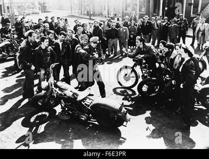 Data di rilascio: dicembre 30, 1953. Il titolo del filmato: il selvaggio. STUDIO: Stanley Kramer Productions. Trama: Una pista di quaranta motociclisti, i ribelli nero Moto Club, crash-gate una legittima gara motociclistica. Essi sono poi buttato fuori, ma uno della pista ruba il secondo premio trofeo e lo dà ai loro leader, Johnny. La pista poi ride in Wrightsville, dove essi correre su e giù per la strada principale prima di impilare in Bleekers - il bar locale. Il proprietario del bar è felice di lasciare i bikers spendere il loro denaro, così non supporta lo sceriffo è un tentativo di affrontare eventuali disturbi. Bloccato Foto Stock