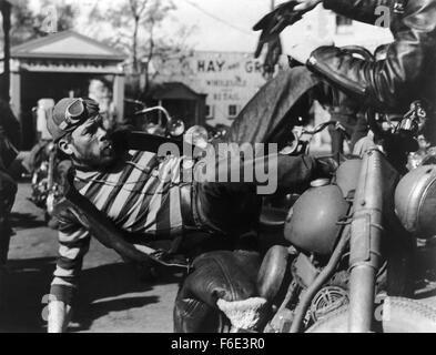 Data di rilascio: dicembre 30, 1953. Il titolo del filmato: il selvaggio. STUDIO: Stanley Kramer Productions. Trama: Una pista di quaranta motociclisti, i ribelli nero Moto Club, crash-gate una legittima gara motociclistica. Essi sono poi buttato fuori, ma uno della pista ruba il secondo premio trofeo e lo dà ai loro leader, Johnny. La pista poi ride in Wrightsville, dove essi correre su e giù per la strada principale prima di impilare in Bleekers - il bar locale. Il proprietario del bar è felice di lasciare i bikers spendere il loro denaro, così non supporta lo sceriffo è un tentativo di affrontare eventuali disturbi. Bloccato Foto Stock