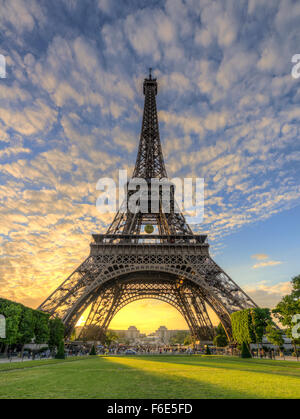 Tramonto dietro la Torre Eiffel, Champ de Mars, Parigi, Ile-de-France, Francia Foto Stock