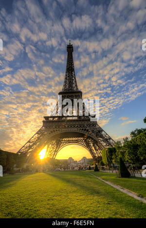 Tramonto dietro la Torre Eiffel, Champ de Mars, Parigi, Ile-de-France, Francia Foto Stock