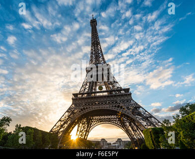 Tramonto dietro la Torre Eiffel, Champ de Mars, Parigi, Ile-de-France, Francia Foto Stock