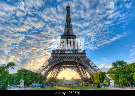 Atmosfera serale, Torre Eiffel e Champ de Mars, Parigi, Ile-de-France, Francia Foto Stock