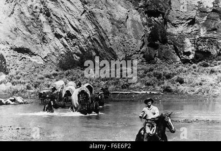 Dic 21, 1955; Portland, OR, Stati Uniti d'America; uno scout leader di un vagone treno attraverso ostili paese Indiano involontariamente viene coinvolto con un capo Sioux della figlia in "l'Indian Fighter,' dalla United Artists e direttore Andre De Toth. Nella foto è Kirk Douglas come Johnny falchi. Foto Stock