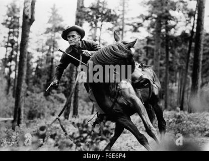 Dic 21, 1955; Portland, OR, Stati Uniti d'America; uno scout leader di un vagone treno attraverso ostili paese Indiano involontariamente viene coinvolto con un capo Sioux della figlia in "l'Indian Fighter,' dalla United Artists e direttore Andre De Toth. Nella foto è Kirk Douglas come Johnny falchi. Foto Stock