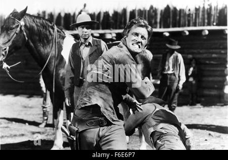 Dic 21, 1955; Portland, OR, Stati Uniti d'America; uno scout leader di un vagone treno attraverso ostili paese Indiano involontariamente viene coinvolto con un capo Sioux della figlia in "l'Indian Fighter,' dalla United Artists e direttore Andre De Toth. Nella foto è Kirk Douglas come Johnny falchi. Foto Stock