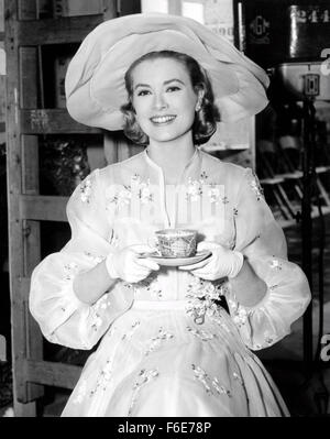 Jul 17, 1956; NEWPORT, RI, STATI UNITI D'AMERICA;attrice Grace Kelly come Tracy Samantha Lord in 'alta società." Foto Stock