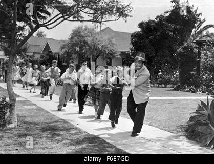 Data di rilascio: dicembre 22, 1956. Il titolo del filmato: Danza con Me Henry. STUDIO: Robert Goldstein Productions. Trama: Bud e Lou sono i proprietari del parco divertimenti Kiddieland. Bud, un giocatore compulsivo, si mette nei guai con la mafia, Lou si ritrova lottando per mantenere i suoi figli adottivi. Quando Bud è costretto a fare un losco, Lou tenta di organizzare una trattativa con il DA, ma si snoda incorniciato per un omicidio. Nella foto: Lou Costello come Lou Henry. Foto Stock