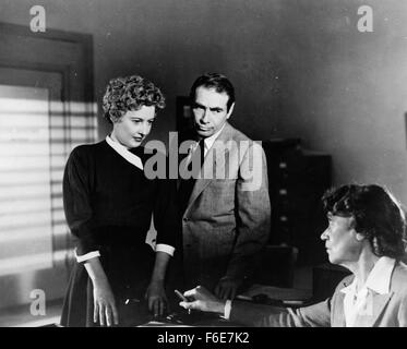 Data di rilascio: Aprile 15, 1954. Il titolo del filmato: Testimonianza di omicidio. STUDIO: Chester Erskine Productions. Trama: Barbara Stanwyck vede un omicidio attraverso la sua camera da letto finestra, ma nessuno avrà il suo credo. Ella è sgambate dall suave killer che prima si adopera per convincere la polizia ella è pazzesco, ma lei si è alleato al simpatico poliziotto. Nella foto: BARBARA STANWYCK come Cheryl Mercier (immagine di credito: Intrattenimento foto) Foto Stock