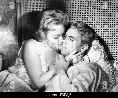 Data di rilascio: 23 ottobre 1959. Il titolo del filmato: la diffamazione. STUDIO: Metro Goldwyn Mayer Studios britannici. Trama: Una California pilota commerciale vede una trasmissione televisiva a Londra di un interviste con Sir Mark Lodden nella sua casa. Il canadese è convinto che il baronet è una frode, che egli è in realtà un look-alike attore chiamato Frank Welney. Il canadese, la baronet, e l'attore sono stati tutti i prigionieri nello stesso campo tedeschi durante la guerra e sono scappati insieme. Uno di loro è scomparso durante la fuga. Fu Sir Mark o Welney? Il tabloid hanno un campo giorno con il Canadese di accuse e signora Maggie sollecita h Foto Stock