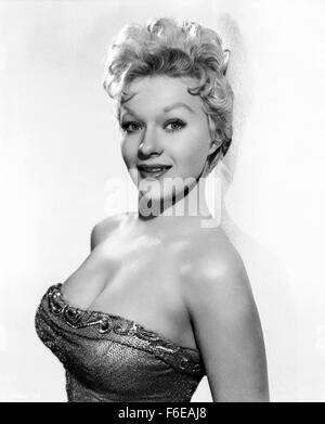 Data di rilascio: 23 ottobre 1959. Il titolo del filmato: la diffamazione. STUDIO: Metro Goldwyn Mayer Studios britannici. Trama: Una California pilota commerciale vede una trasmissione televisiva a Londra di un interviste con Sir Mark Lodden nella sua casa. Il canadese è convinto che il baronet è una frode, che egli è in realtà un look-alike attore chiamato Frank Welney. Il canadese, la baronet, e l'attore sono stati tutti i prigionieri nello stesso campo tedeschi durante la guerra e sono scappati insieme. Uno di loro è scomparso durante la fuga. Fu Sir Mark o Welney? Il tabloid hanno un campo giorno con il Canadese di accuse e signora Maggie sollecita h Foto Stock