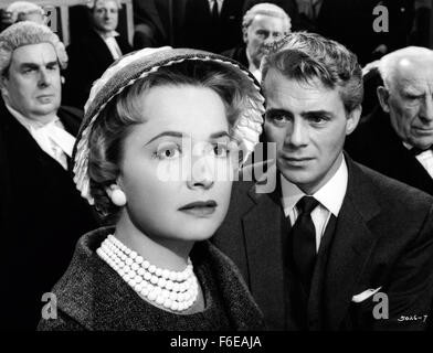 Data di rilascio: 23 ottobre 1959. Il titolo del filmato: la diffamazione. STUDIO: Metro Goldwyn Mayer Studios britannici. Trama: Una California pilota commerciale vede una trasmissione televisiva a Londra di un interviste con Sir Mark Lodden nella sua casa. Il canadese è convinto che il baronet è una frode, che egli è in realtà un look-alike attore chiamato Frank Welney. Il canadese, la baronet, e l'attore sono stati tutti i prigionieri nello stesso campo tedeschi durante la guerra e sono scappati insieme. Uno di loro è scomparso durante la fuga. Fu Sir Mark o Welney? Il tabloid hanno un campo giorno con il Canadese di accuse e signora Maggie sollecita h Foto Stock