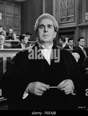 Data di rilascio: 23 ottobre 1959. Il titolo del filmato: la diffamazione. STUDIO: Metro Goldwyn Mayer Studios britannici. Trama: Una California pilota commerciale vede una trasmissione televisiva a Londra di un interviste con Sir Mark Lodden nella sua casa. Il canadese è convinto che il baronet è una frode, che egli è in realtà un look-alike attore chiamato Frank Welney. Il canadese, la baronet, e l'attore sono stati tutti i prigionieri nello stesso campo tedeschi durante la guerra e sono scappati insieme. Uno di loro è scomparso durante la fuga. Fu Sir Mark o Welney? Il tabloid hanno un campo giorno con il Canadese di accuse e signora Maggie sollecita h Foto Stock