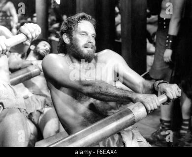 Data di rilascio: 18 novembre 1959. Il titolo del filmato: Ben-Hur. STUDIO: Metro Goldwyn Mayer (MGM). Trama: Giuda Ben-Hur vive come un ricco principe ebraica e merchant in Gerusalemme all'inizio del I secolo. Insieme con il nuovo governatore del suo vecchio amico Messala giunge come comandante delle legioni romane. In un primo momento essi sono felici di incontrare dopo un lungo periodo di tempo ma le loro diverse viste politico separarli. Durante la parata di benvenuto un mattone cade giù da Giuda la casa ed appena manca il governatore. Sebbene Messala sa che essi non sono colpevole egli invia a Giuda di galere e getta la sua mot Foto Stock