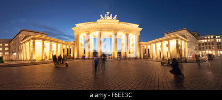 Panorama sferica di Pariser Platz a Berlino con la Porta di Brandeburgo al crepuscolo, lunga eswxposure shot Foto Stock