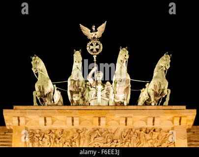 Illuminata scultura Quadriga sulla Porta di Brandeburgo, Berlino di notte Foto Stock