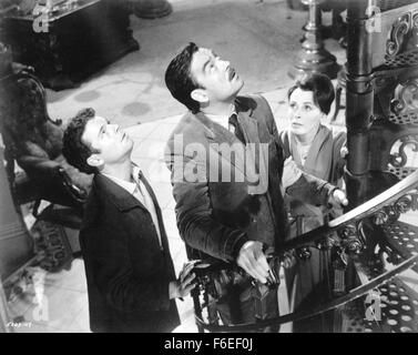 Data di rilascio: Settembre 18, 1963. Il titolo del filmato: l'ossessione. STUDIO: Argyle imprese. Trama: il dottor Markway, facendo ricerche per provare l'esistenza dei fantasmi, indaga Hill House, una grande e misteriosa mansion con un conto sensazionale storia di morte violenta e la pazzia. Con lui sono scettico giovane Luca che sta per ereditare la casa, il misterioso e chiaroveggente Teodora e insicuro Eleanor, la cui capacità psichiche fanno di lei si sentono in qualche modo in sintonia con qualunque spiriti abitano la vecchia magione. Con il passare del tempo diventa chiaro che hanno ottenuto più di essi contrattati per come il fantasma delle prese Foto Stock