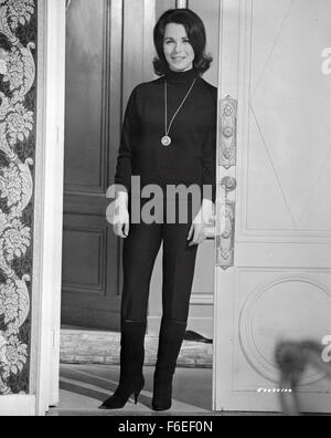 Data di rilascio: Settembre 18, 1963. Il titolo del filmato: l'ossessione. STUDIO: Argyle imprese. Trama: il dottor Markway, facendo ricerche per provare l'esistenza dei fantasmi, indaga Hill House, una grande e misteriosa mansion con un conto sensazionale storia di morte violenta e la pazzia. Con lui sono scettico giovane Luca che sta per ereditare la casa, il misterioso e chiaroveggente Teodora e insicuro Eleanor, la cui capacità psichiche fanno di lei si sentono in qualche modo in sintonia con qualunque spiriti abitano la vecchia magione. Con il passare del tempo diventa chiaro che hanno ottenuto più di essi contrattati per come il fantasma delle prese Foto Stock