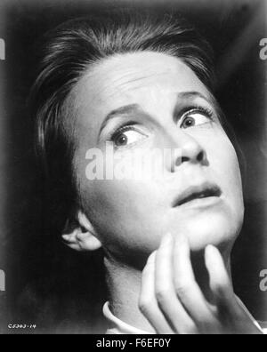 Data di rilascio: Settembre 18, 1963. Il titolo del filmato: l'ossessione. STUDIO: Argyle imprese. Trama: il dottor Markway, facendo ricerche per provare l'esistenza dei fantasmi, indaga Hill House, una grande e misteriosa mansion con un conto sensazionale storia di morte violenta e la pazzia. Con lui sono scettico giovane Luca che sta per ereditare la casa, il misterioso e chiaroveggente Teodora e insicuro Eleanor, la cui capacità psichiche fanno di lei si sentono in qualche modo in sintonia con qualunque spiriti abitano la vecchia magione. Con il passare del tempo diventa chiaro che hanno ottenuto più di essi contrattati per come il fantasma delle prese Foto Stock