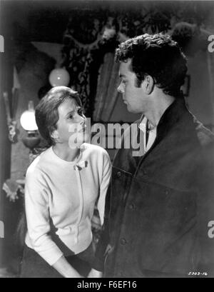 Data di rilascio: Settembre 18, 1963. Il titolo del filmato: l'ossessione. STUDIO: Argyle imprese. Trama: il dottor Markway, facendo ricerche per provare l'esistenza dei fantasmi, indaga Hill House, una grande e misteriosa mansion con un conto sensazionale storia di morte violenta e la pazzia. Con lui sono scettico giovane Luca che sta per ereditare la casa, il misterioso e chiaroveggente Teodora e insicuro Eleanor, la cui capacità psichiche fanno di lei si sentono in qualche modo in sintonia con qualunque spiriti abitano la vecchia magione. Con il passare del tempo diventa chiaro che hanno ottenuto più di essi contrattati per come il fantasma delle prese Foto Stock