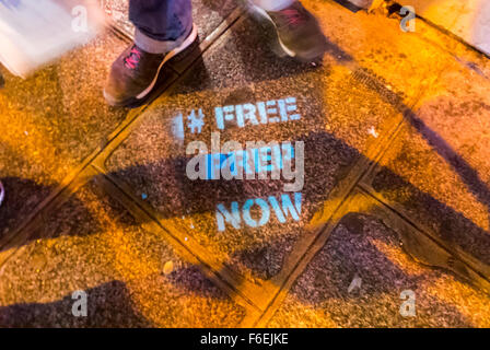 Parigi, Francia, attivisti per l'HIV, Prep Action, Painting slogans in Gay Neighborhood, le Marais, attivismo artistico "Free Prep Now", campagna Aid, attivismo francese Street art, campagna hiv Foto Stock