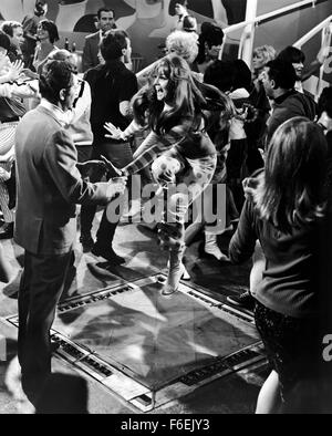 Dic 20, 1966; Monte Carlo, Monaco; Dean Martin come Matt Helm e ann-MARGRET come Suzie Solaris in azione, avventura, dramma film 'Murderers' Row' diretto da Henry Levin. Foto Stock