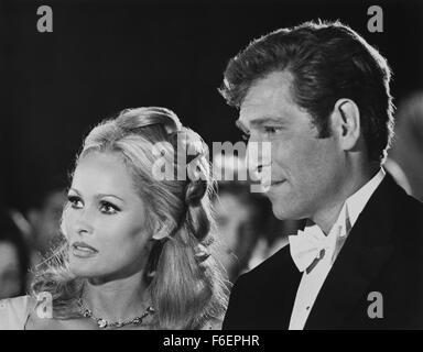 Maggio 28, 1969; Londra, Inghilterra, Regno Unito; attrice Ursula Andress stelle come Erika Kramer e George Segal come Dan nell'avventura commedia, "la Stella Meridionale,' dalla Columbia Pictures e regista Sidney Hayers. Foto Stock