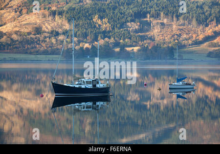 Area di Glen Coe, Scozia. Pittoresca vista del tramonto di imbarcazioni da diporto ancorate in Loch Leven vicino a Glencoe Boat Club. Foto Stock