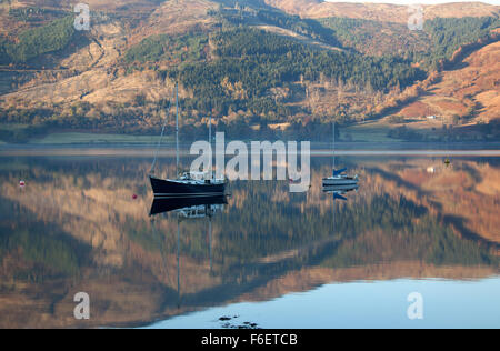 Area di Glen Coe, Scozia. Pittoresca vista del tramonto di imbarcazioni da diporto ancorate in Loch Leven vicino a Glencoe Boat Club. Foto Stock