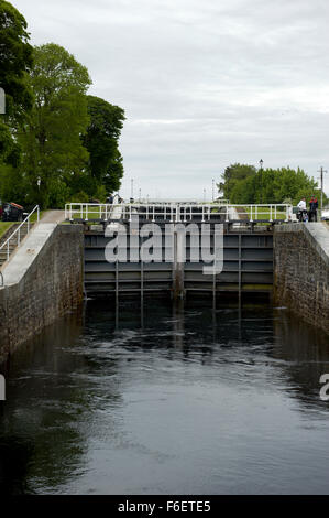 Neptunes scalinata. Una serie di otto porte di bloccaggio sul Caledonian Canal a Banavie vicino a Fort William Foto Stock