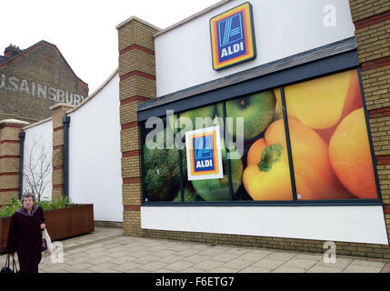 Firmare il supermercato Aldi, Londra Foto Stock