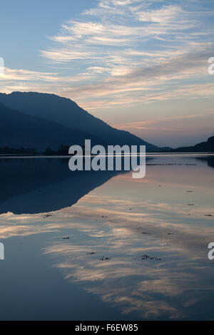 Area di Glen Coe, Scozia. Pittoresca vista del tramonto di Loch Leven con North Ballachulish in background. Foto Stock